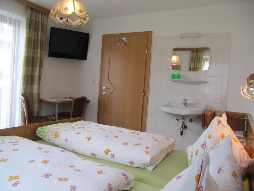 Gaestehaus Luxner Strass im Zillertal Room photo
